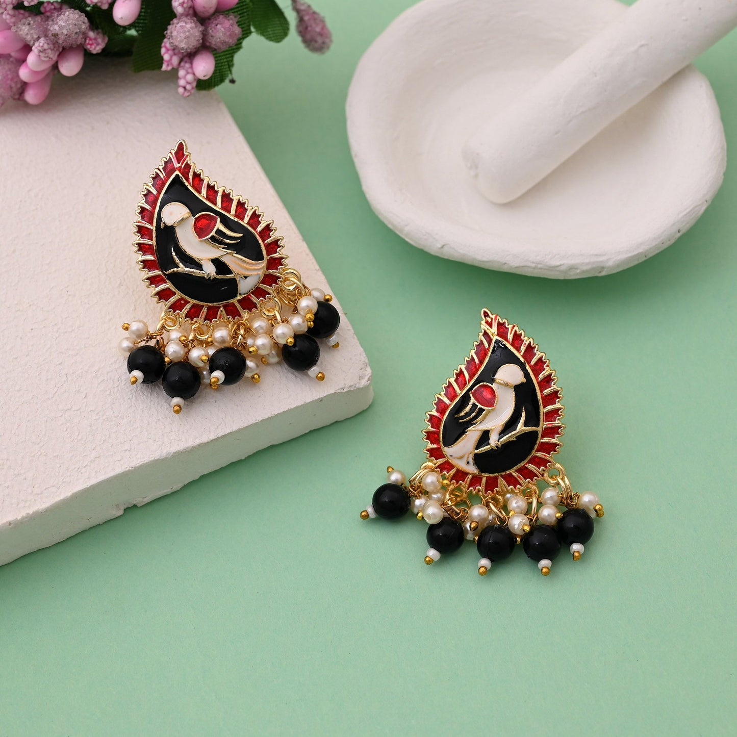 Elegante schwarze Meenakari-Ohrringe für Hochzeitsfeiern und traditionelle Kleidung