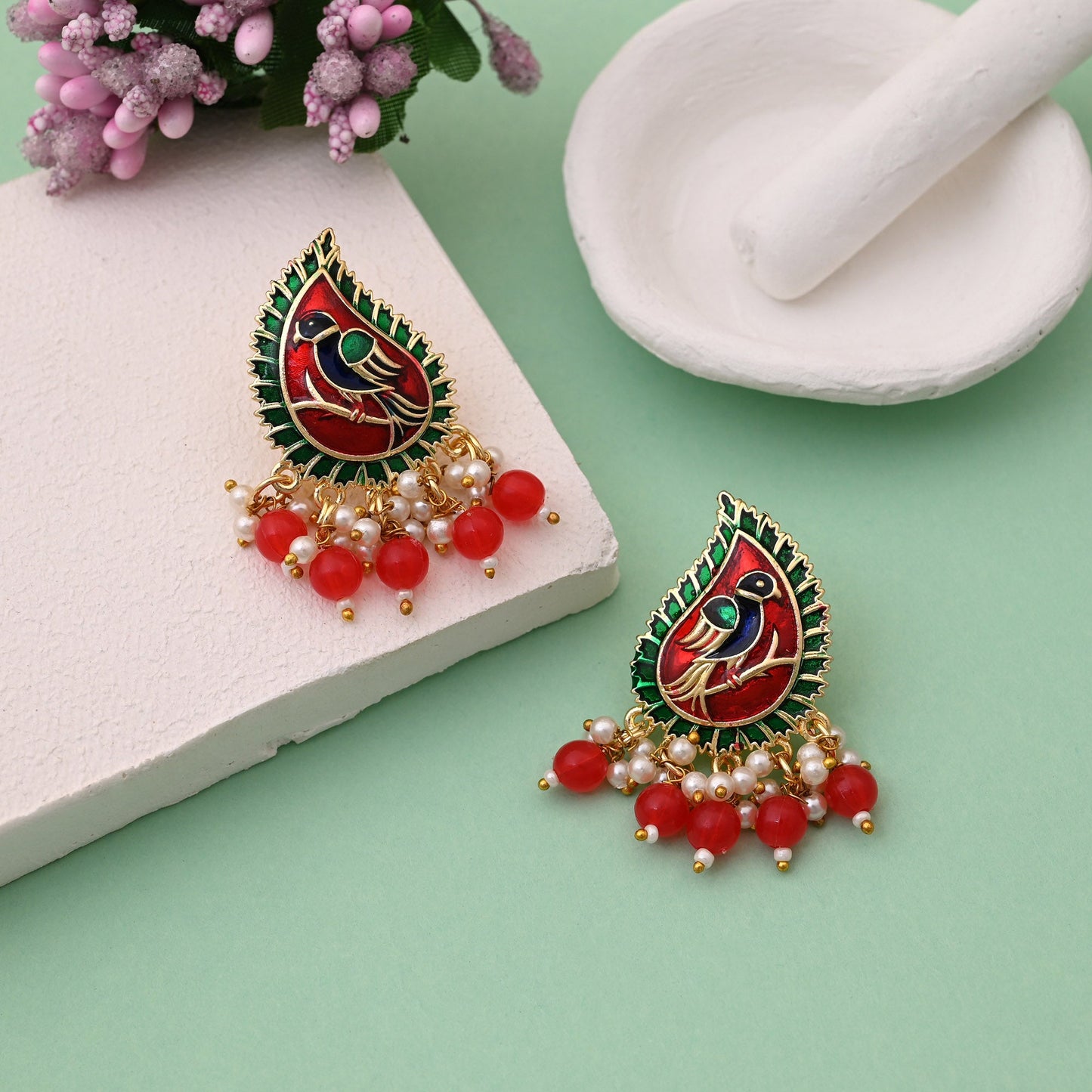 Stilvolle rote Meenakari-Ohrringe für Brautmode und festliche Outfits