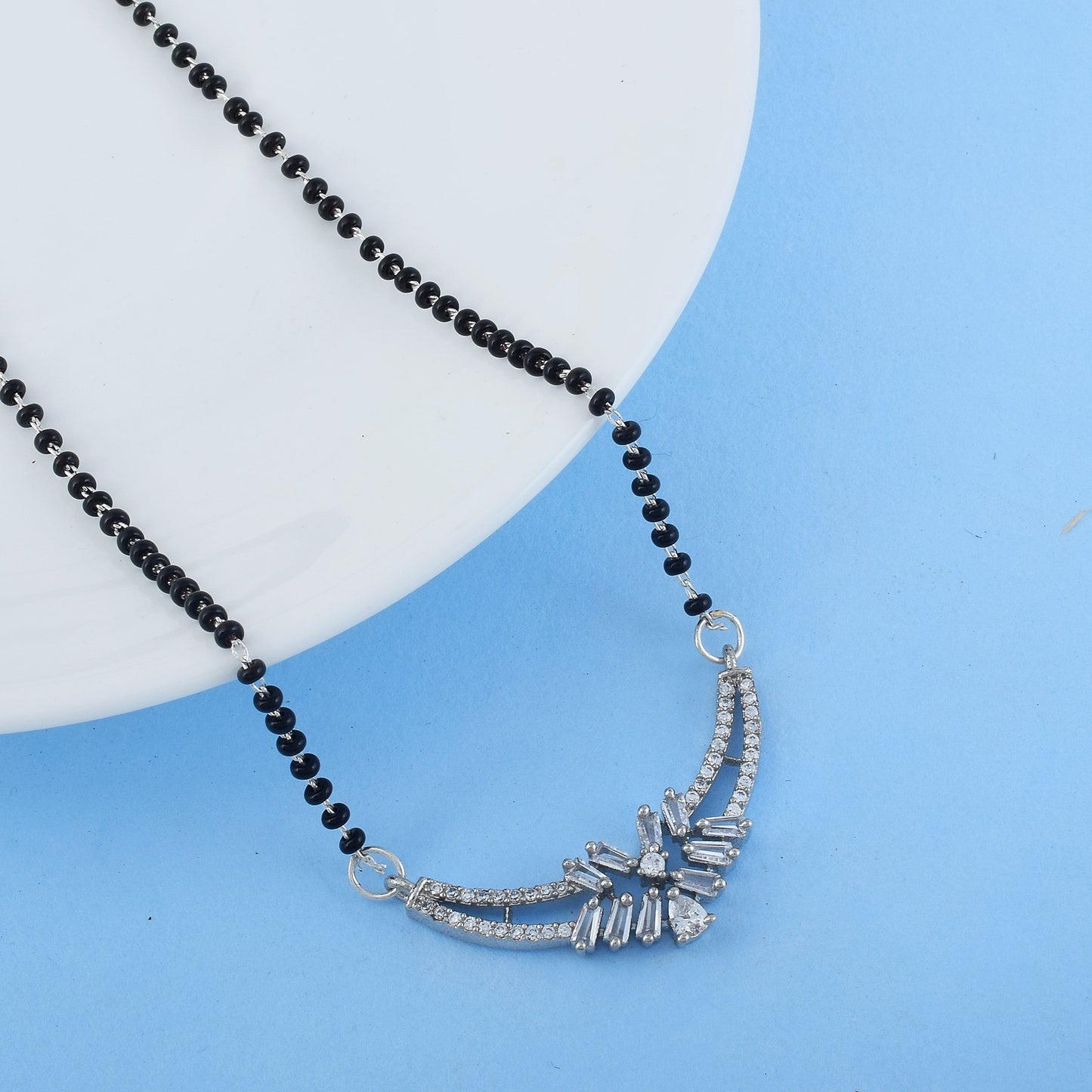 Silberfarbenes Mangalsutra mit amerikanischem Diamanten für den Alltag und Partys