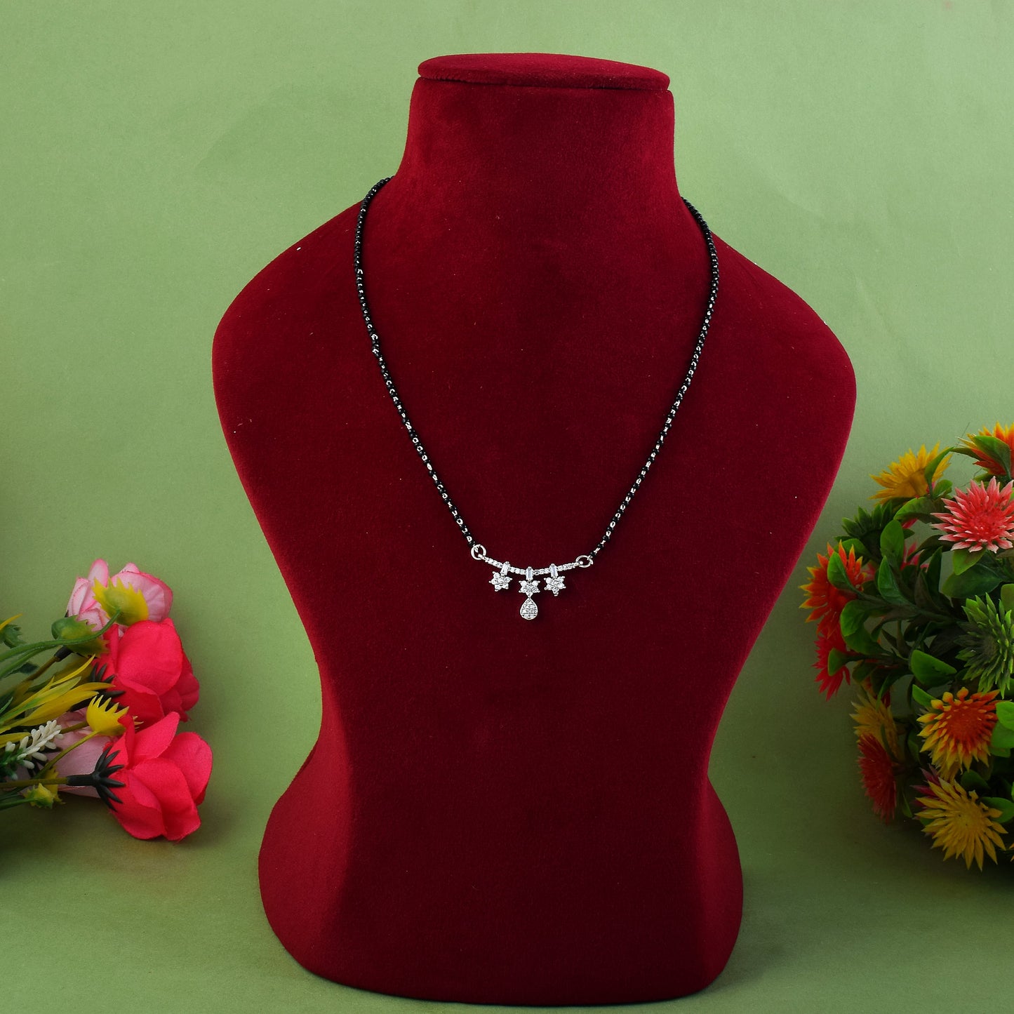 Silberfarbenes Mangalsutra mit amerikanischem Diamanten und baumelnden Edelsteindetails