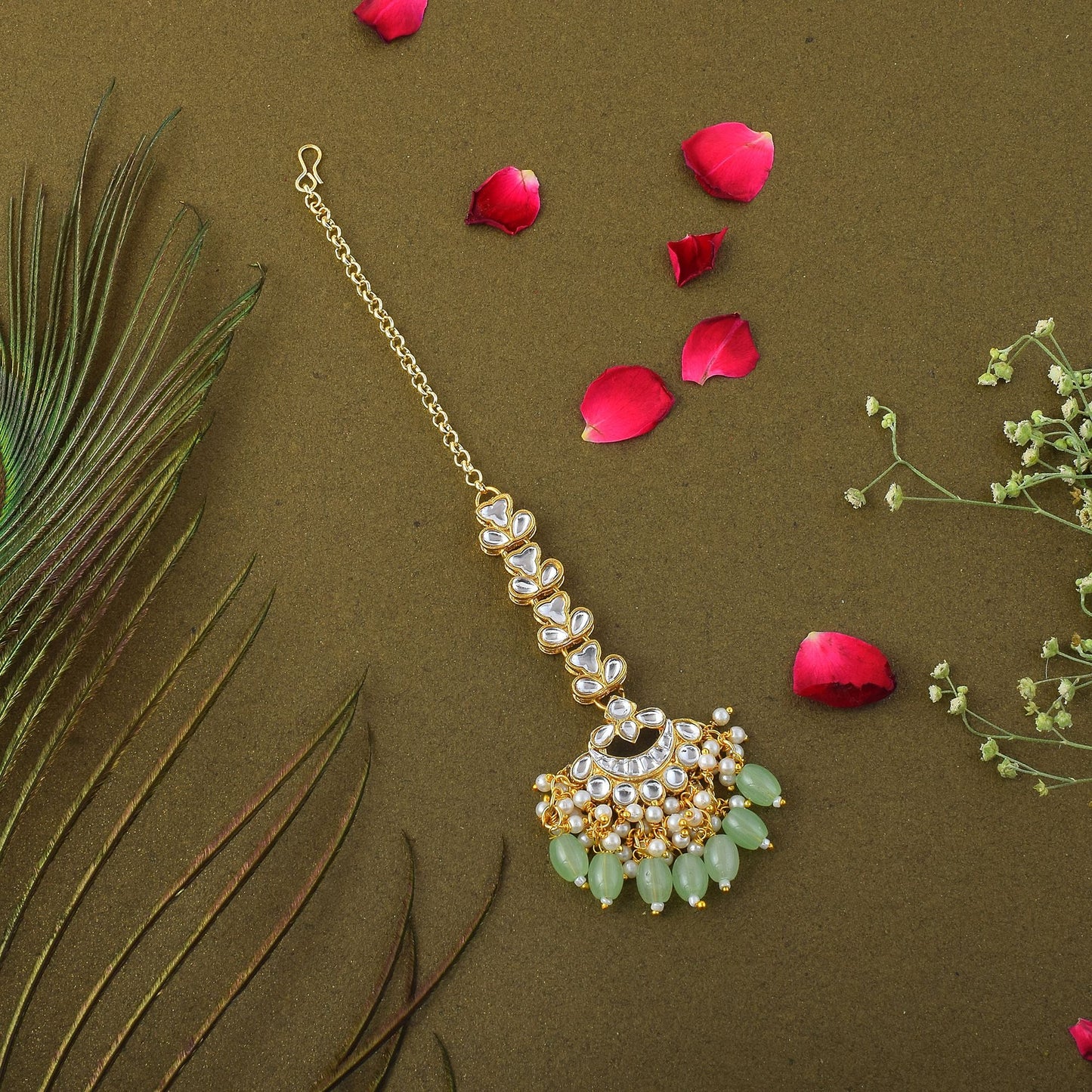 Stilvolles Kundan Maang Tikka in Pista-Grün, gefertigt für Bräute, Festivals und kulturelle Veranstaltungen