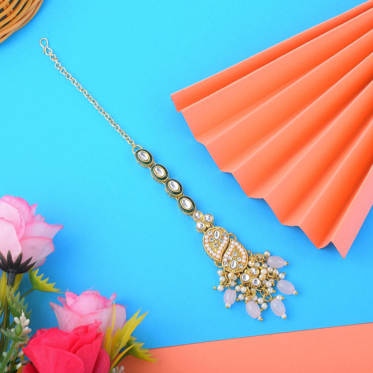 Wunderschöner Kundan Maang Tikka in Rosa mit hochwertigen künstlerischen Details für Hochzeitskleidung