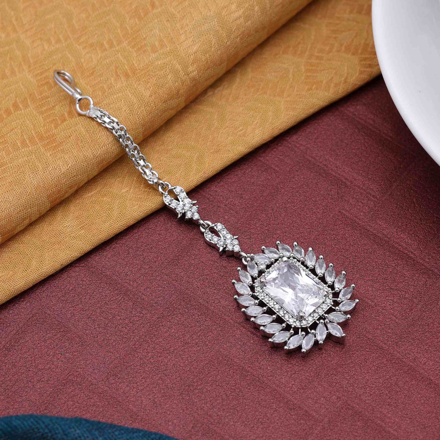 Silberfarbenes, strahlendes American Diamond Maang Tikka für die Partykollektion für Damen