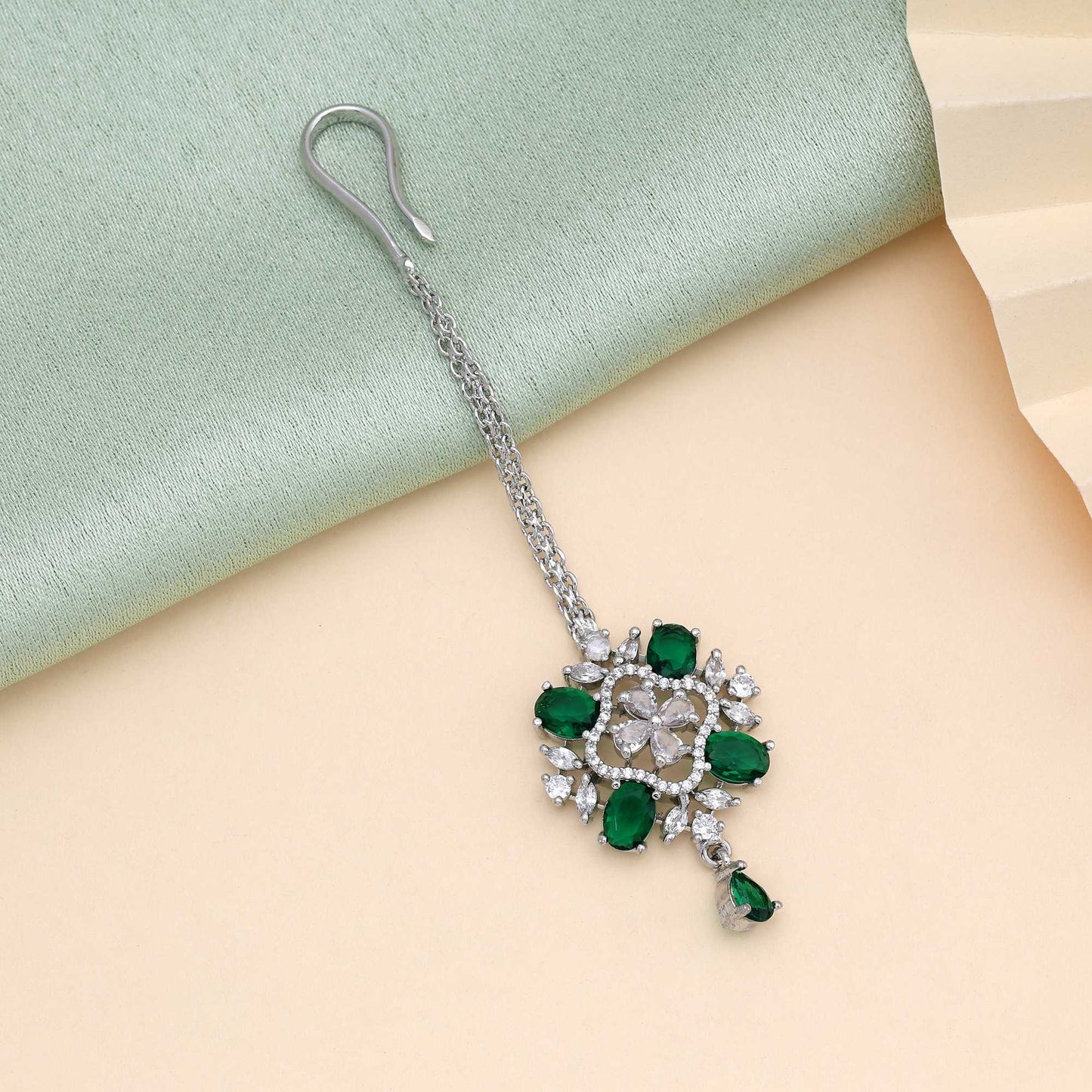 Grünfarbenes traditionelles, funkelndes American Diamond Maang Tikka für Kultur- und Brautmode