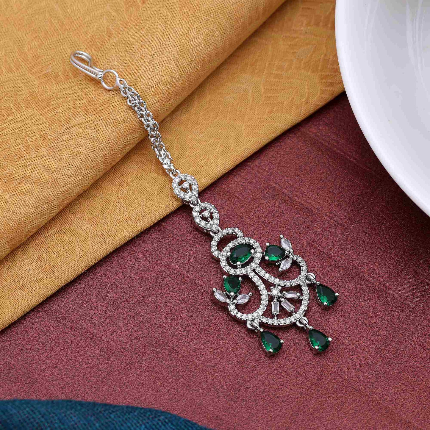 Grüner American Diamond Maang Tikka mit strahlendem Glanz für Braut- und traditionelle Looks
