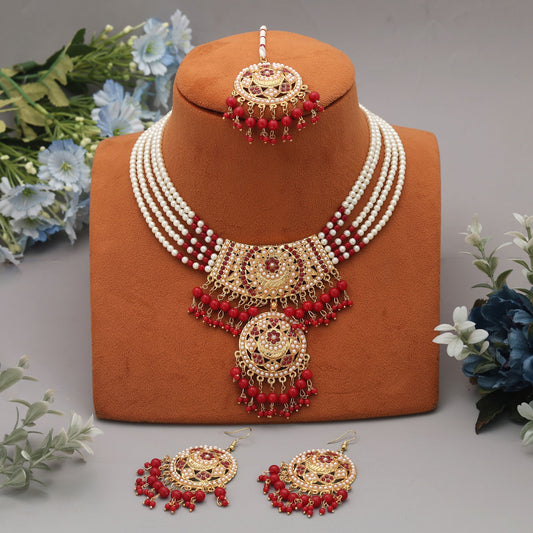 Rote Rajputi Braut-Rani Haar mit großartigem traditionellen Hochzeitsstil