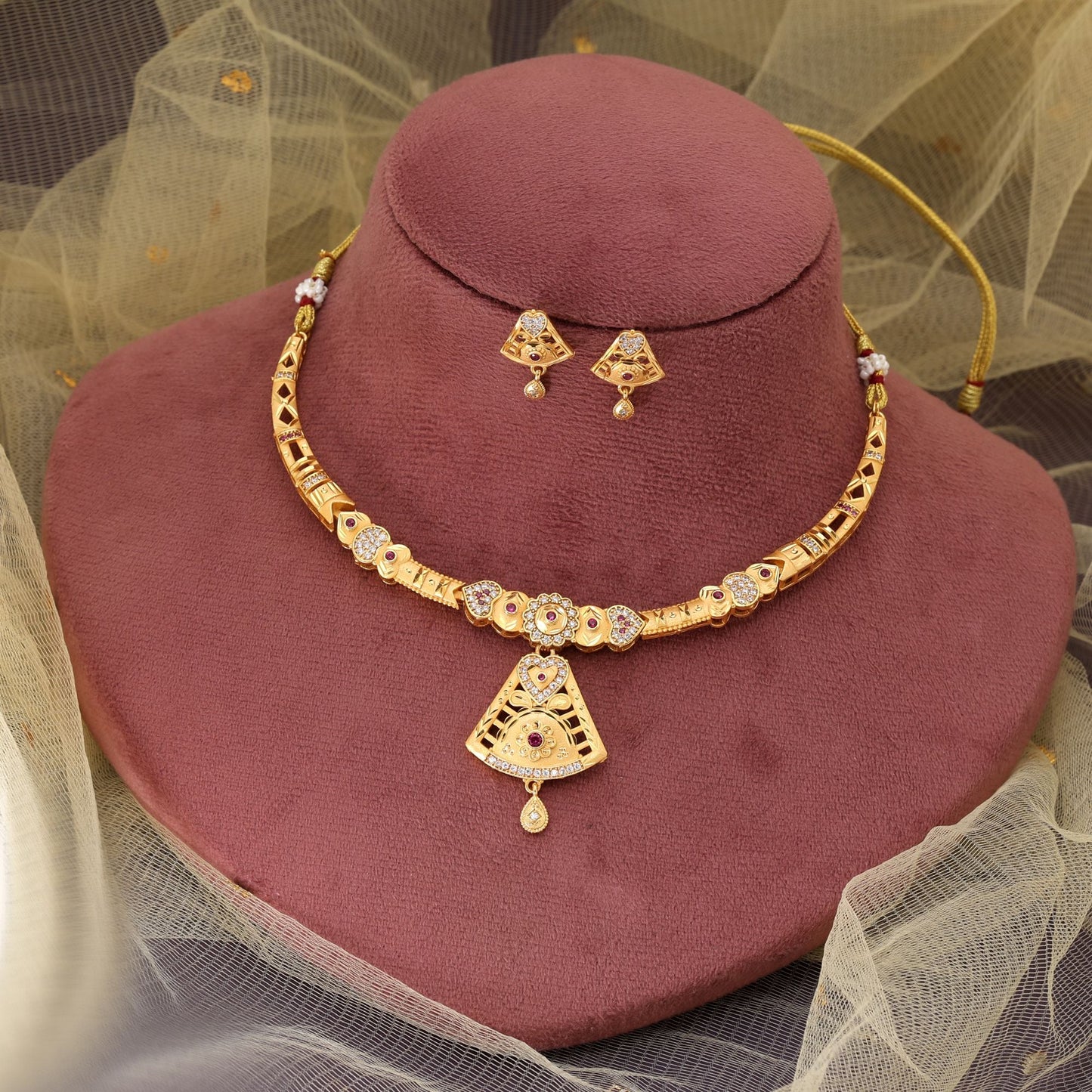 Halsketten-Set in Goldfarbe Mattgold mit klassischem indischem Erbe-Design