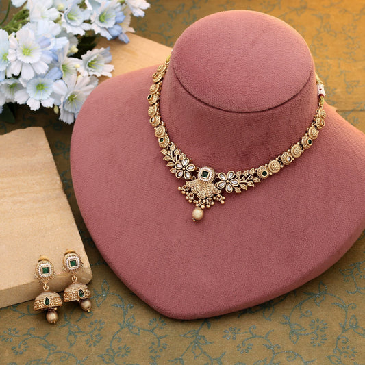 Grünes mattgoldenes Halskettenset, inspiriert von Vintage-Mustern indischer Ornamente