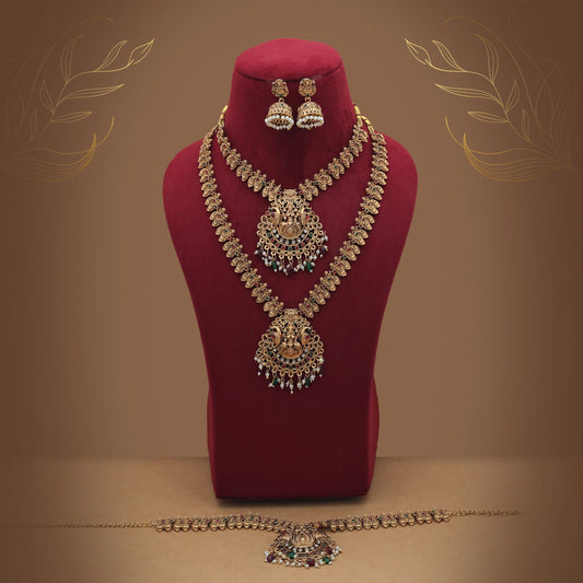 Stilvolles Tempel-Halsketten-Set für die Braut mit Lord Laxmi in Maroon & Grün