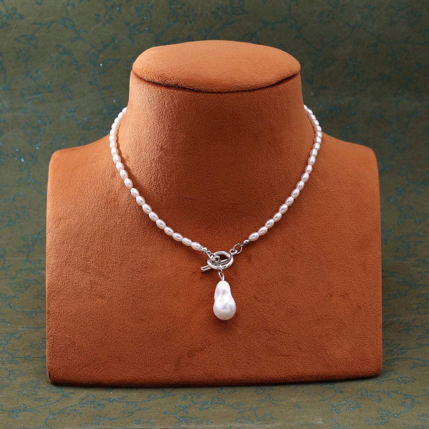 Gorgeous White Color Fashion Necklace For Modern And Traditional Looks
