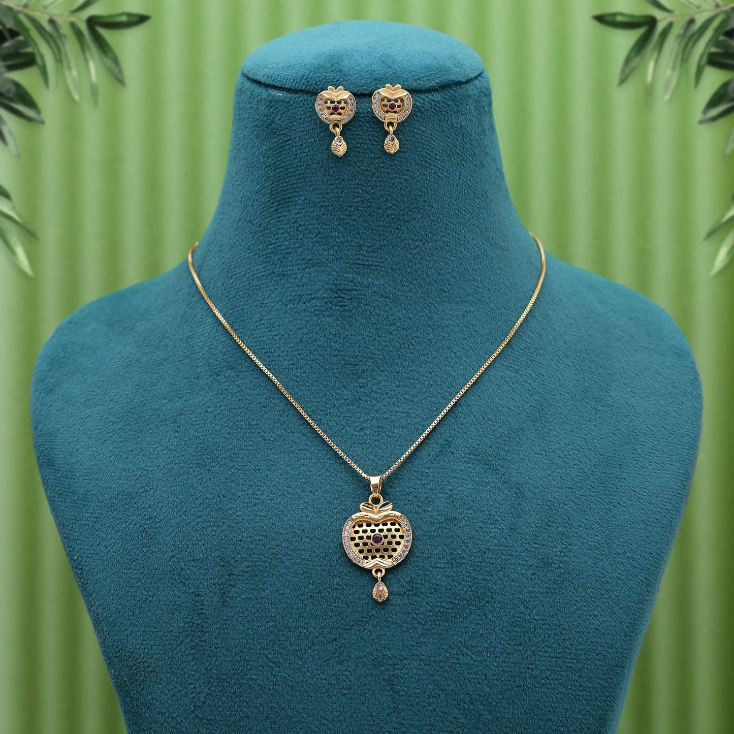 Goldfarbenes Mode-Ketten-Set mit Anhänger und Ohrringen, passend für Alltag und festliche Anlässe