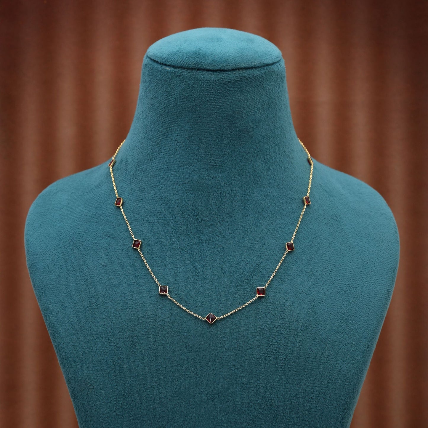 Maroon Color Fashion Chain Necklace Crafted For Versatile Ethnic And Casual Looks