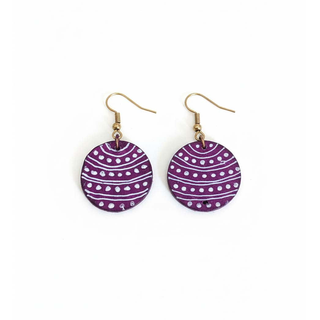 Lilafarbene handgefertigte Ohrringe aus Holz mit zeitgenössischem Boho-Kunstfinish