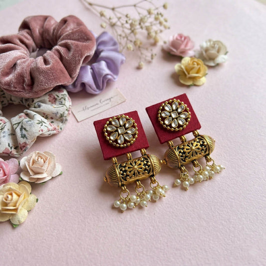 Kastanienbraune Ohrringe aus Holz, handgefertigt, klassisch-traditioneller ethnischer Statement-Schmuck, Kollektion, Design