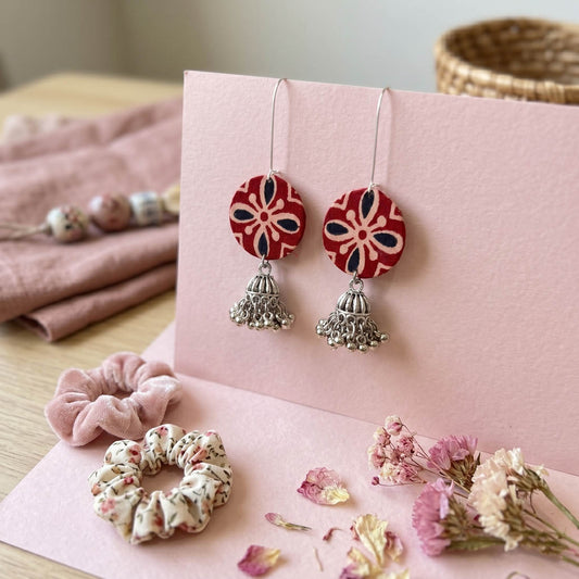 Klassische rote handgefertigte Ohrringe, zeitloser Ethno-Festschmuck-Design