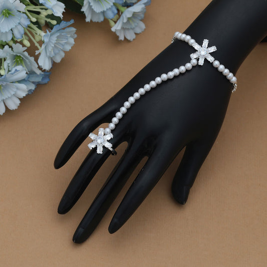 Weiße Farbe Hath Phool Elegante traditionelle Statement-Handschmuckkollektion