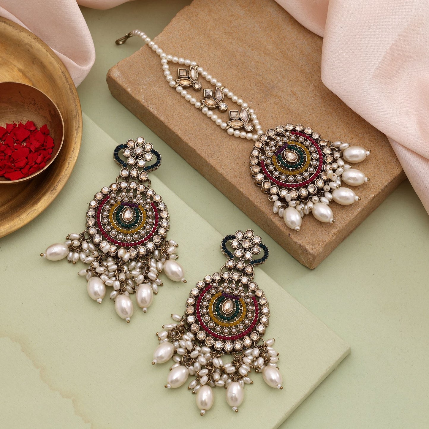 Mehrfarbiges Kundan-Ohrring-Tikka-Set mit künstlerischen Details für stilvolle Frauen