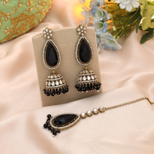 Designer Schwarzfarbenes Kundan Ohrringe Tikka Set mit modernem, ethnischem Mode-Appeal