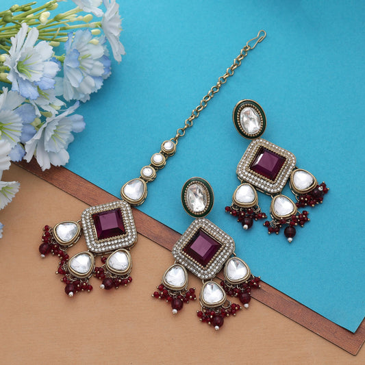 Anmutiges maronenfarbenes Kundan-Ohrring-Tikka-Set mit antikem Brautdesign-Finish