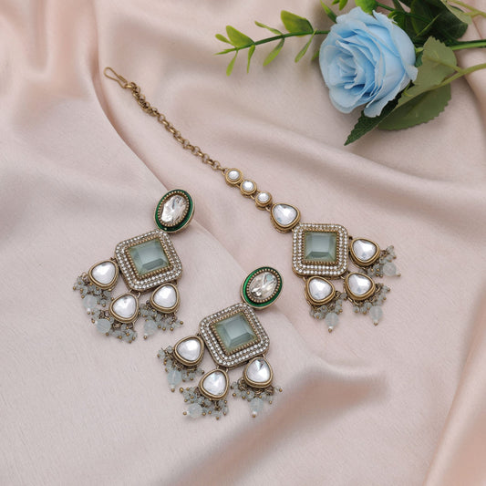 Bezauberndes himmelblaues Kundan-Ohrring-Tikka-Set für elegante Festtagskleidung