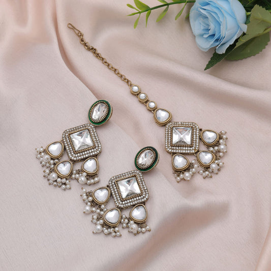 Klassische weiße Kundan-Ohrringe und Tikka-Set im opulenten traditionellen Brautstil