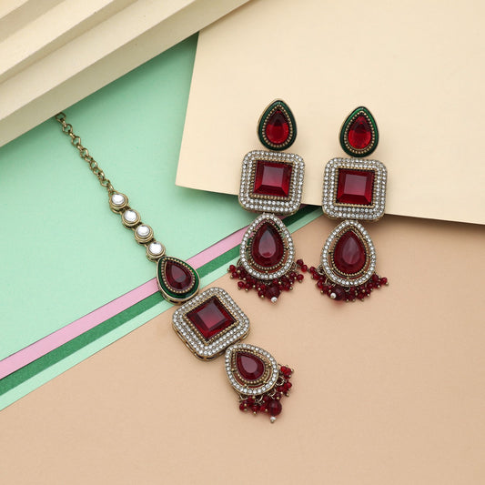 Klassisches Kundan-Ohrringe-Tikka-Set in Maroon für traditionelle Hochzeitsfeiern