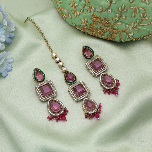 Stilvolles Rani-farbenes Kundan-Ohrring-Tikka-Set mit festlichem Brautschmuck-Finish