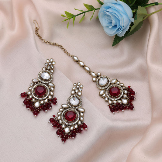 Anmutiges Maroon-farbenes Kundan-Ohrringe-Tikka-Set mit hochwertigem Hochzeitsfinish-Design