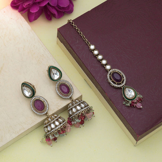 Premium mehrfarbiger Kundan-Ohrring-Tikka-Set mit königlich-traditionellem Kunstwerk-Finish