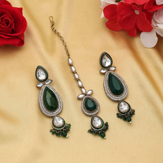 Premium grüne Kundan-Ohrringe Tikka-Set mit traditioneller Brautkunst-Optik