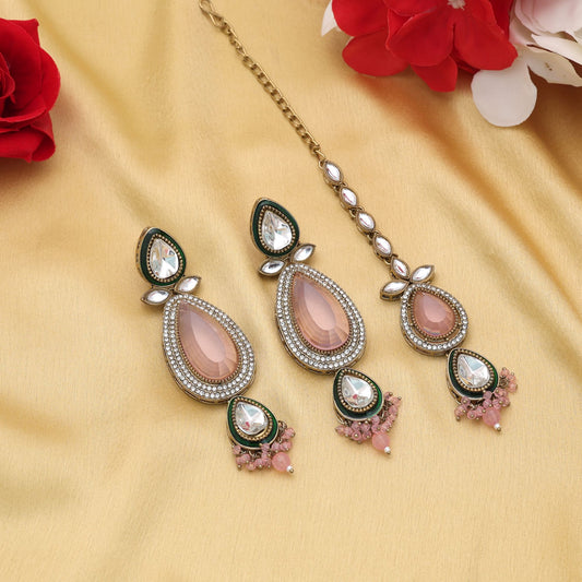 Elegantes hellrosa Kundan-Ohrringe-Tikka-Set mit stilvoller ethnischer Kunstfertigkeit