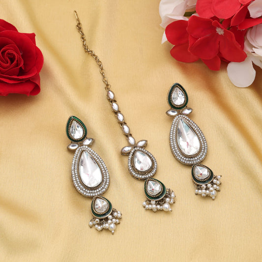 Anmutiges weißes Kundan-Ohrringe-Tikka-Set mit klassischem Hochzeitsschmuckdesign