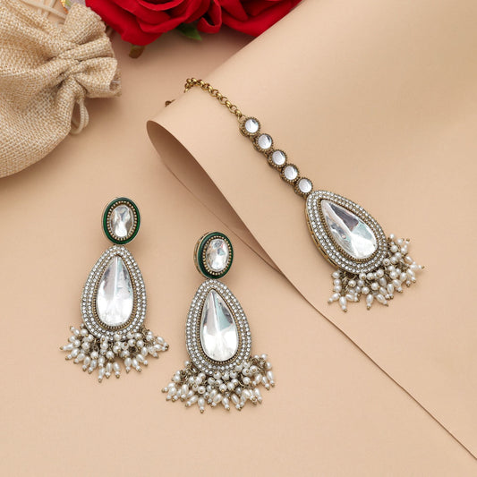Anmutiges, weißes Kundan-Ohrring-Tikka-Set mit hochwertiger ethnischer Veredelung