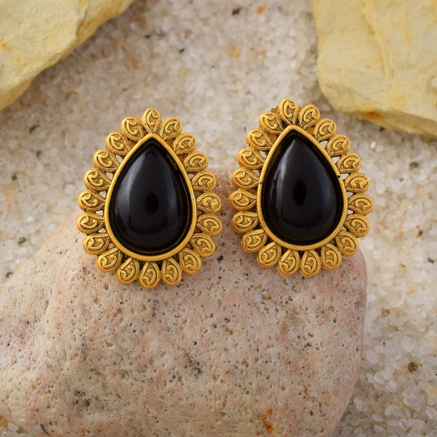 Elegante schwarze mattgoldene Ohrringe für Party- und Ethno-Outfits