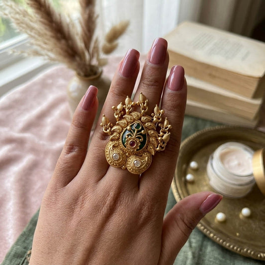 Grüner matter Goldringe Eleganter leichter Schmuck für den Alltag