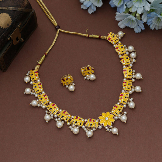 Stilvolles gelbes Meenakari-Halsketten-Set mit traditionellem königlichem Kunstwerkdesign