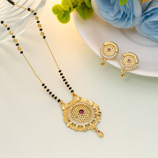 Goldfarbenes Mangalsutra mit Ohrringen für traditionelle Eleganz und den Alltag