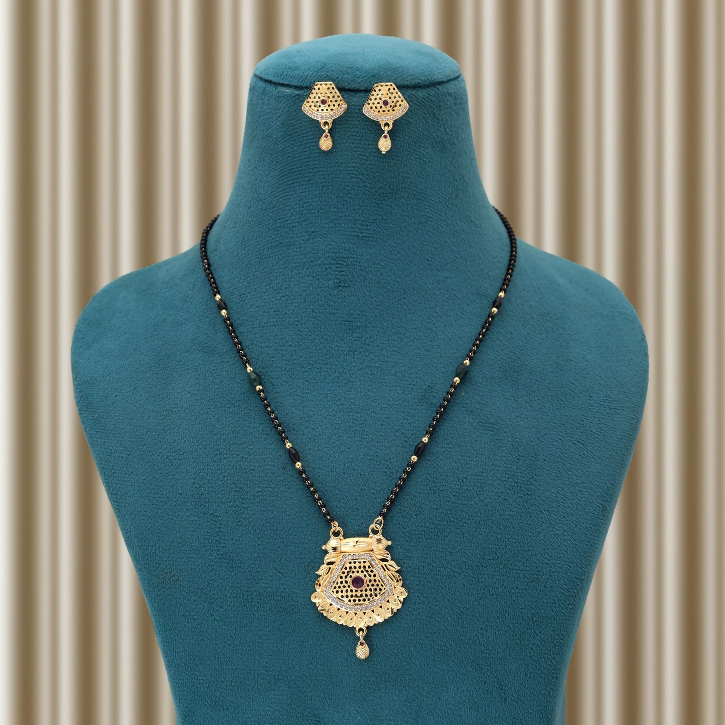 Mangalsutra in Goldfarbe mit Ohrringen, das elegante Einfachheit mit kultureller Bedeutung verbindet