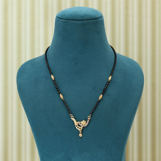 Goldfarbenes Mangalsutra mit schlichtem und doch elegantem Design für moderne Frauen