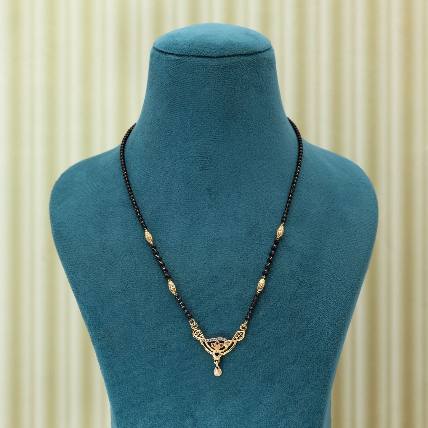 Goldfarbene Mangalsutra, inspiriert von traditioneller indischer Handwerkskunst und Symbolik
