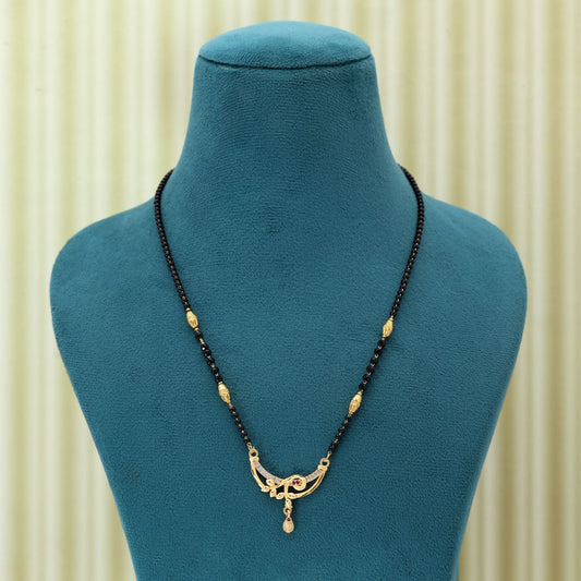 Goldfarbenes Mangalsutra, entworfen für zeitlose Schönheit und kulturelle Eleganz