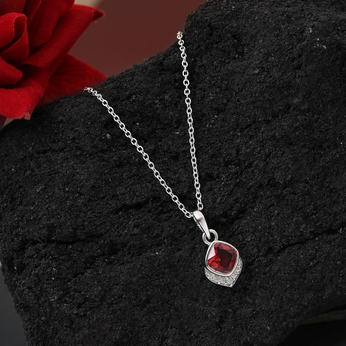 Rubinfarbener Anhänger aus 925er Silber (OMP102RUBY)