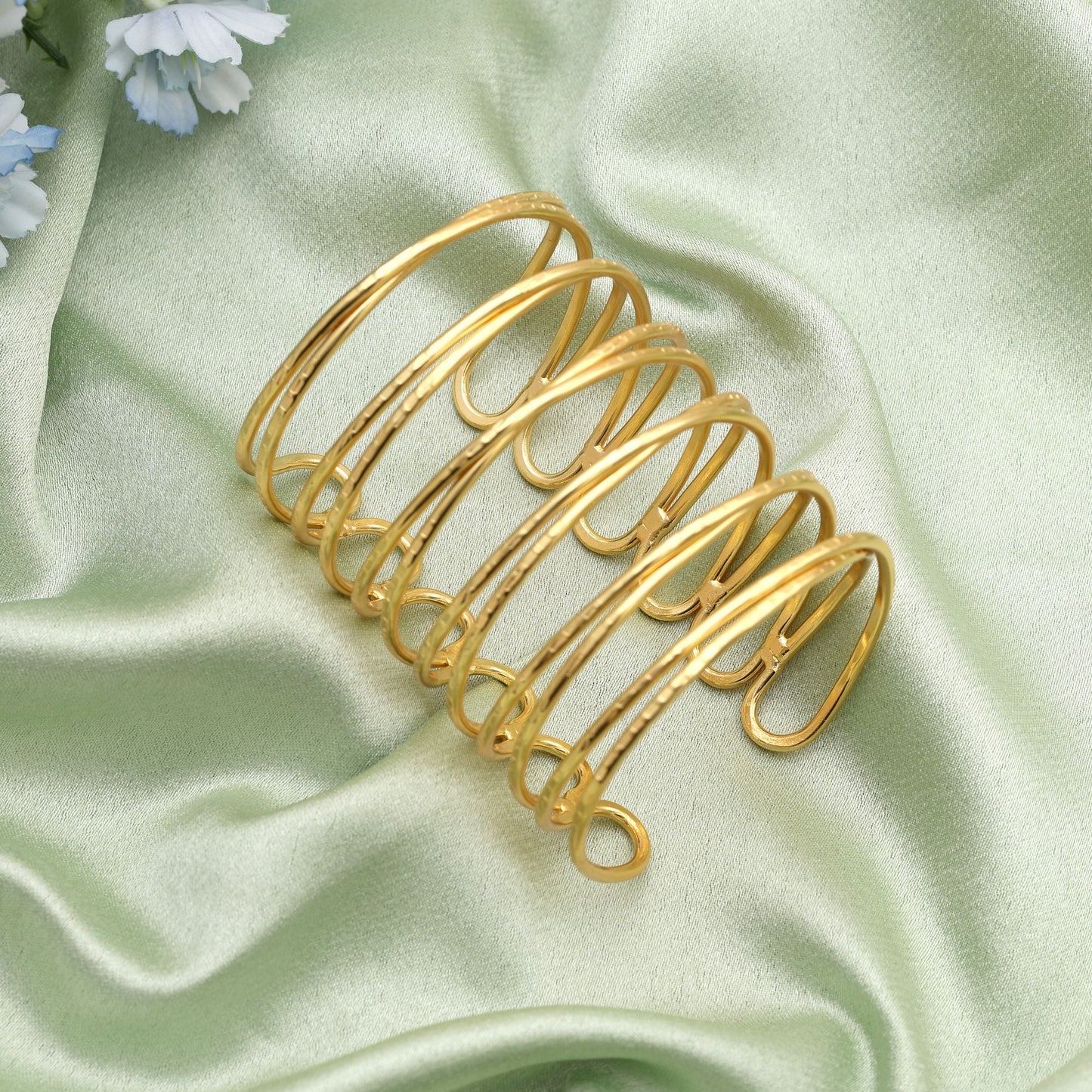 Stilvolles goldfarbenes Armband, entworfen, um klassische ethnische Outfits mit anmutigem, funkelndem Charme zu veredeln