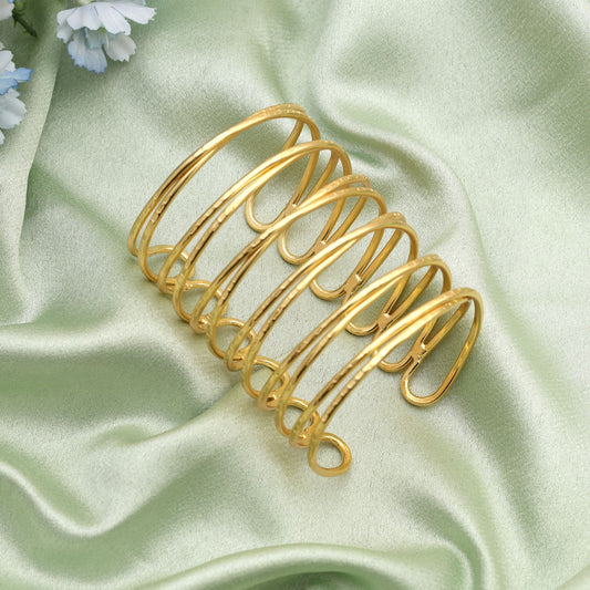 Stilvolles goldfarbenes Armband, entworfen, um klassische ethnische Outfits mit anmutigem, funkelndem Charme zu veredeln