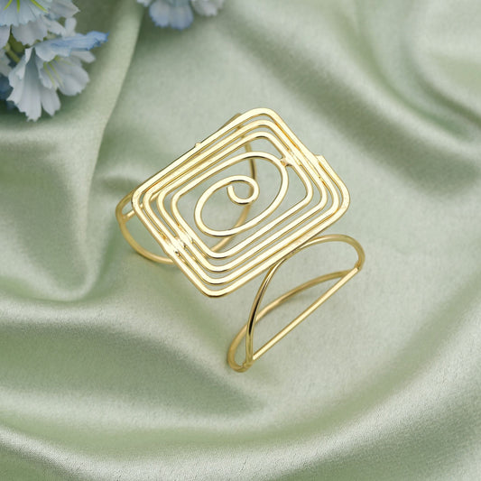 Armband in Goldfarbe mit filigraner Handwerkskunst, ideal für Hochzeiten und besondere ethnische Anlässe