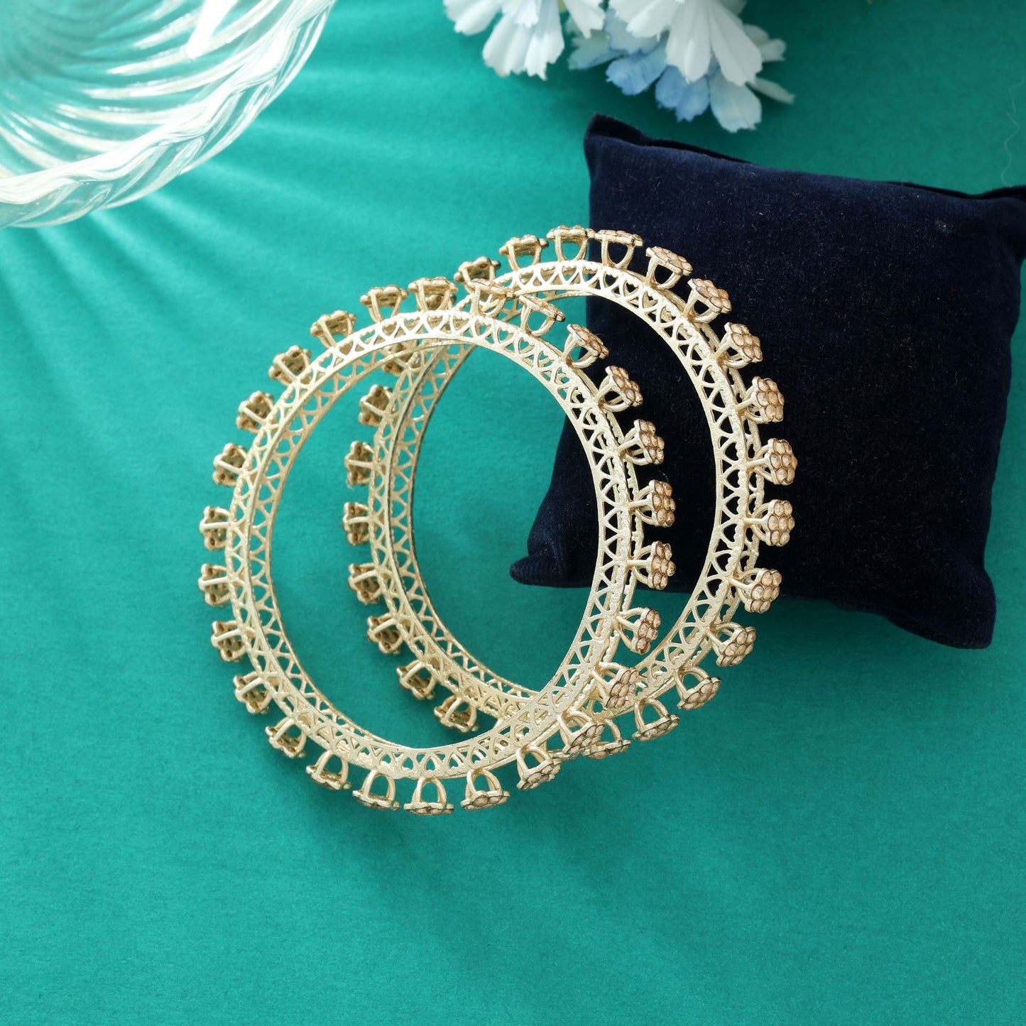 Goldfarbenes Mode-Armreif-Paar