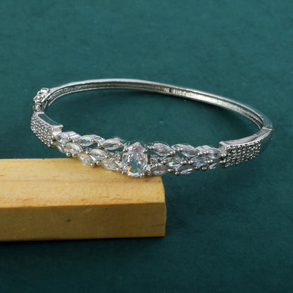 Stilvolles silberfarbenes amerikanisches Diamantarmband mit aufwendigen funkelnden Details