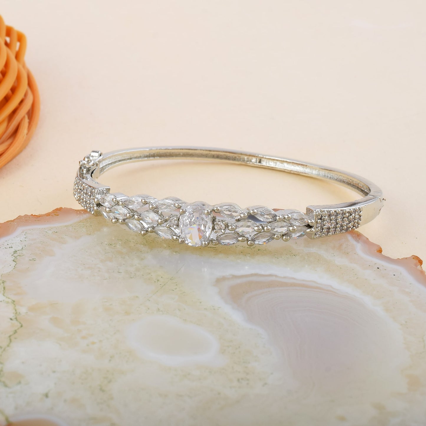 Stilvolles silberfarbenes amerikanisches Diamantarmband mit aufwendigen funkelnden Details