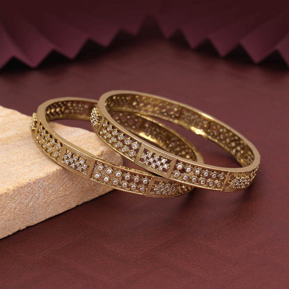 Goldfarbene Designer-Armreifen mit amerikanischen Diamanten, Größe: 2.6, für elegante traditionelle Outfits