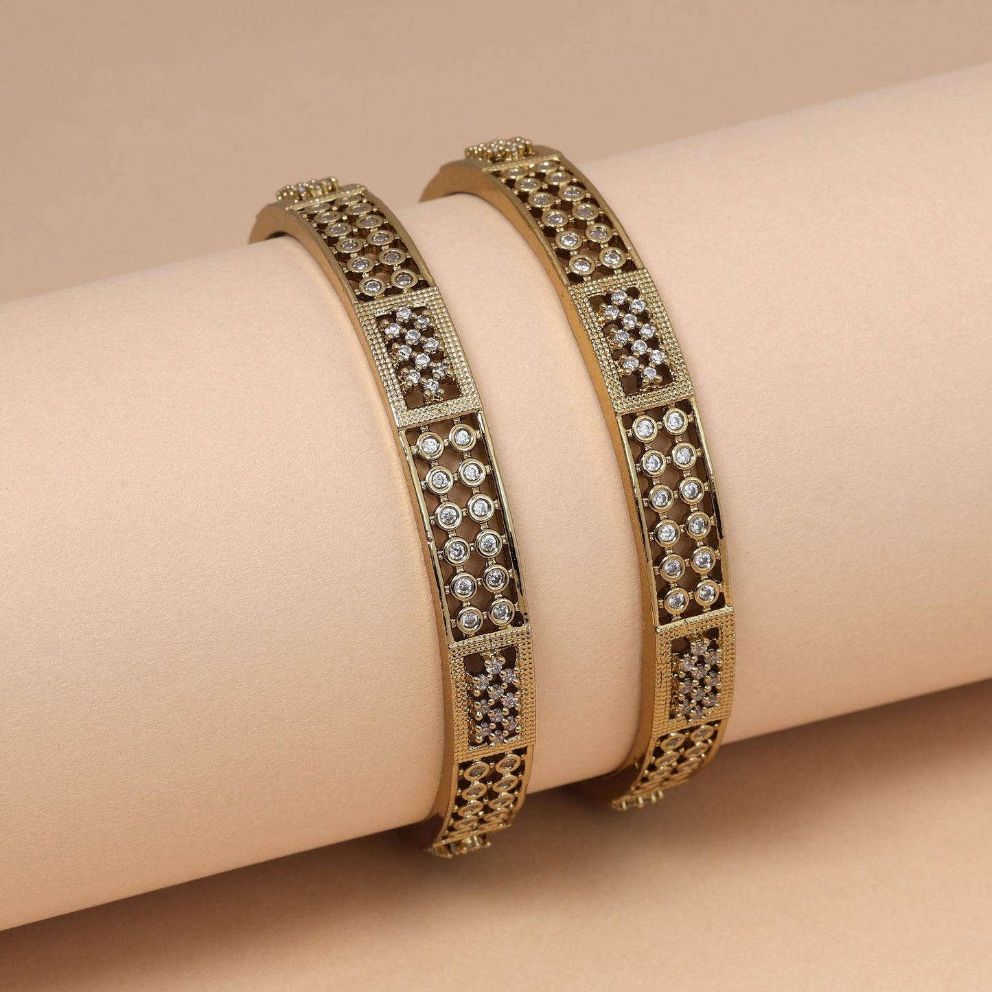 Goldfarbene Designer-Armreifen mit amerikanischen Diamanten, Größe: 2.6, für elegante traditionelle Outfits